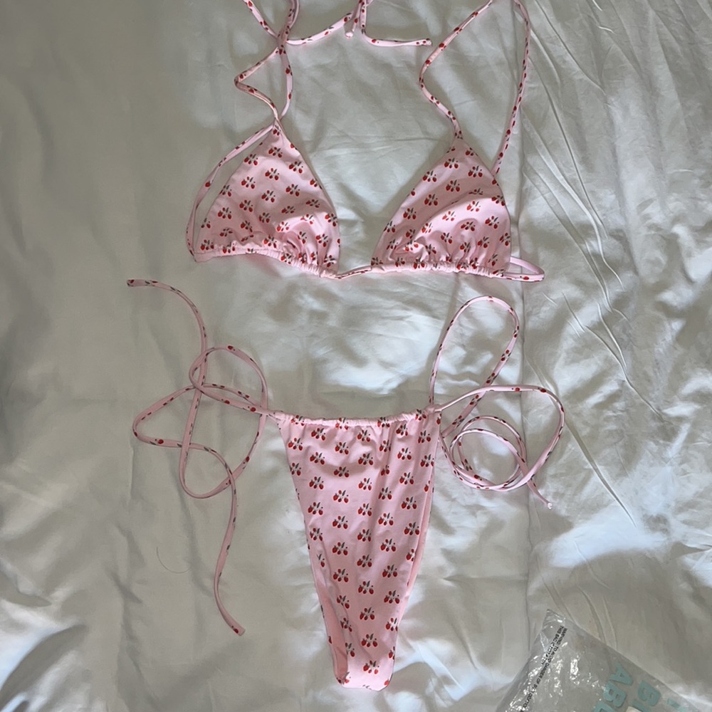 Frankie’s Bikinis baby berry pink. Price is firm 🍒